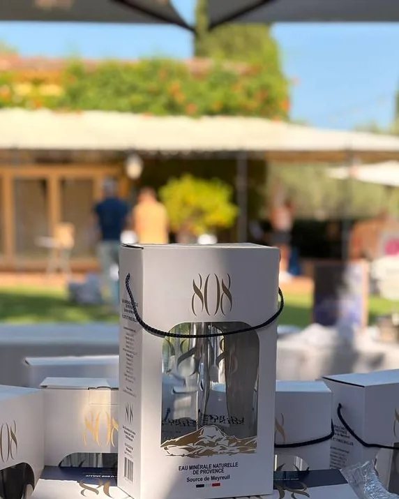 Coffrets 100%PROVENCE devant une bastide proven&ccedil;ale